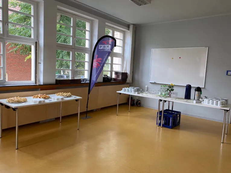 Kuchenbuffet f&uuml;r den Nachmittag und Beachflag Pr&auml;ventionsrat